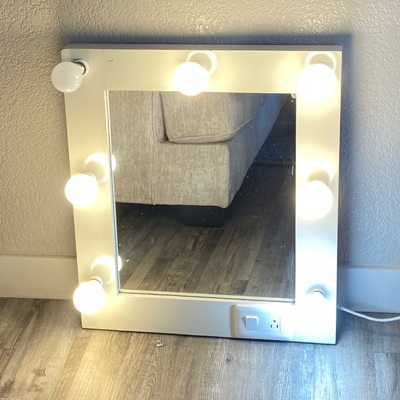 Vanity - Picture 3 of 15